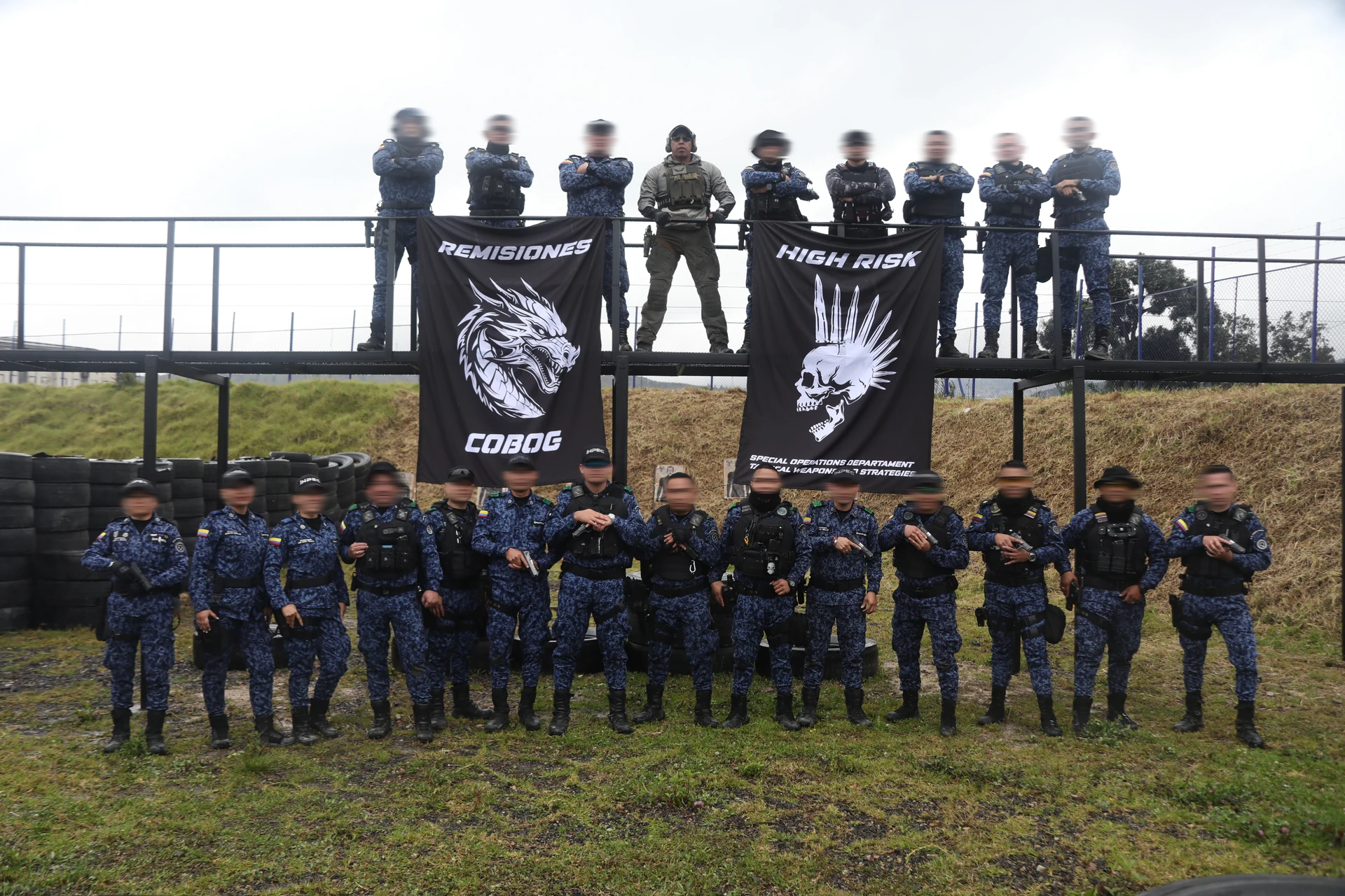 Equipo de formación con banderas de las organizaciones participantes.
