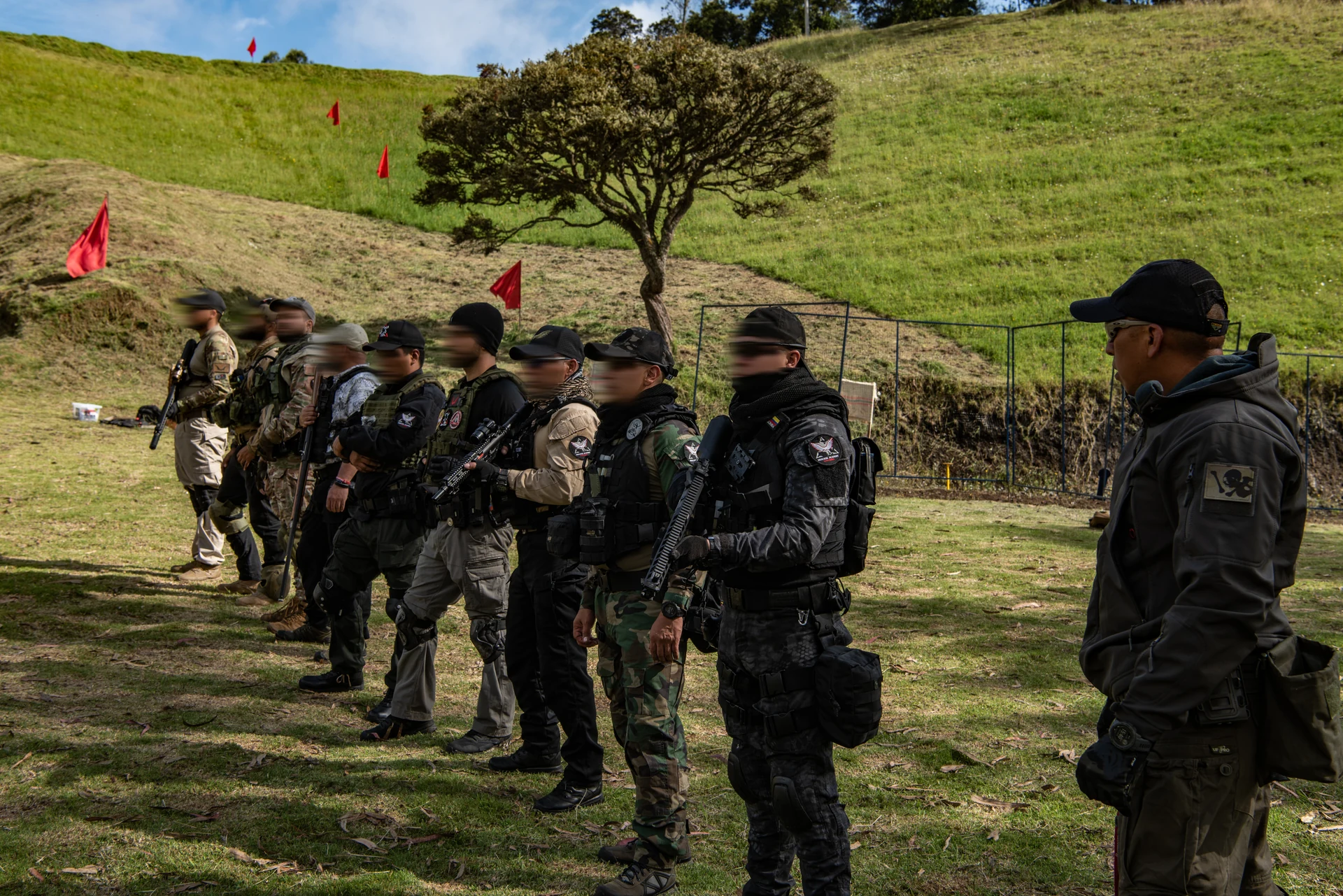 Participantes de High Risk Operations durante una actividad de formación al aire libre.